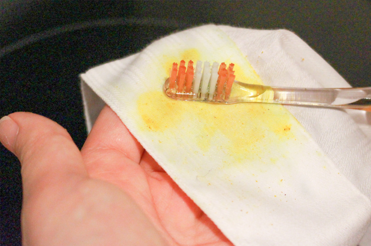 自宅で簡単 シャツについたカレー ワイン 油性ボールペンのシミを落としてみた 転職エージェントのパソナキャリア